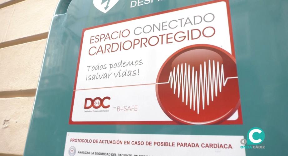 El desfibrilador es crucial en casos de paro cardíaco.