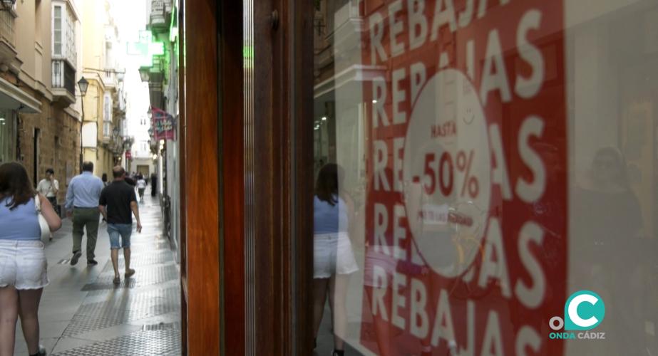 Un escaparate de un establecimiento de la capital promocionando el periodo de rebajas.