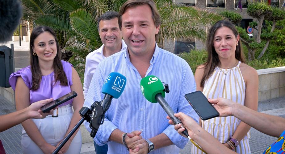 El secretario general del Partido Popular de Andalucía durante la atención a medios.