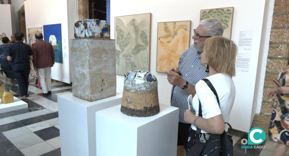 Momento de la inauguración de Sures Exhibition, una muestra colectiva que reunirá a más de 50 artistas y creadores en el claustro y salas del Palacio de la Diputación. 