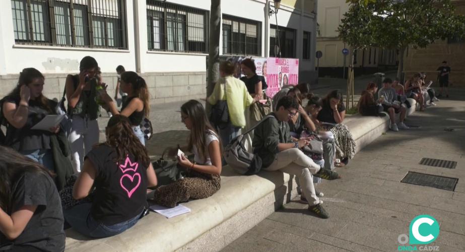 Estudiantes aguardan delante de la facultad de Medicina antes del inicio de los examenes