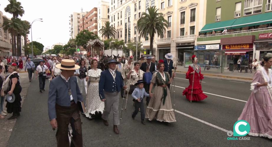 La carreta del Simpecado a su paso por la avenida principal este martes