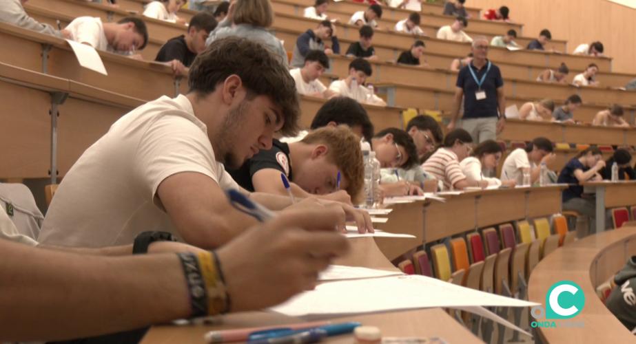 Estudiantes durante el desarollo de las pruebas efectuadas en el aula de la Facultad de Medicina 