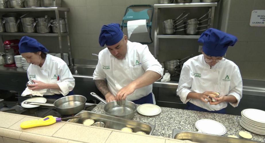 Algunos de los alumnos durante sus prácticas en la cocina 
