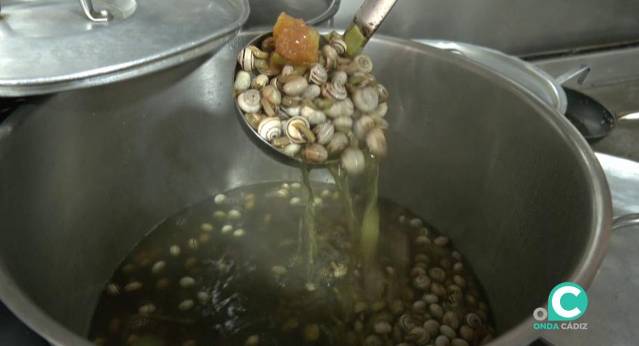 La preparación realza su sabor natural con poleo, comino, sal y guindilla