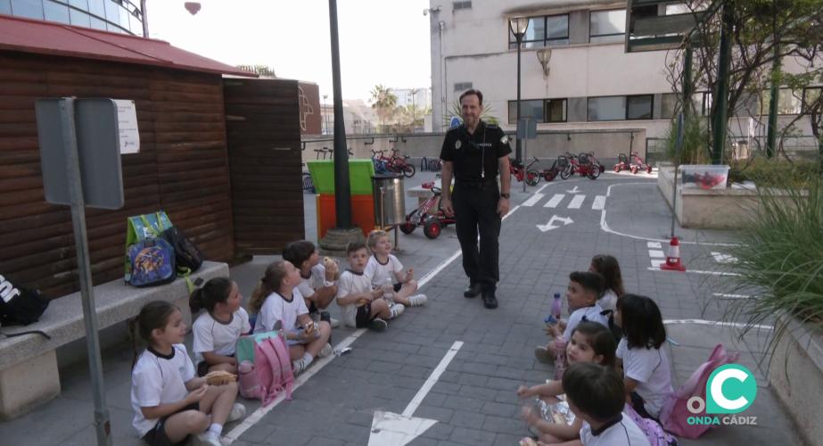 Sainz aconseja a los pequeños alumnos esta mañana antes de su adios