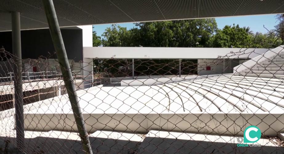 Imagen del valllado que protege actualmente el graderio del auditorio