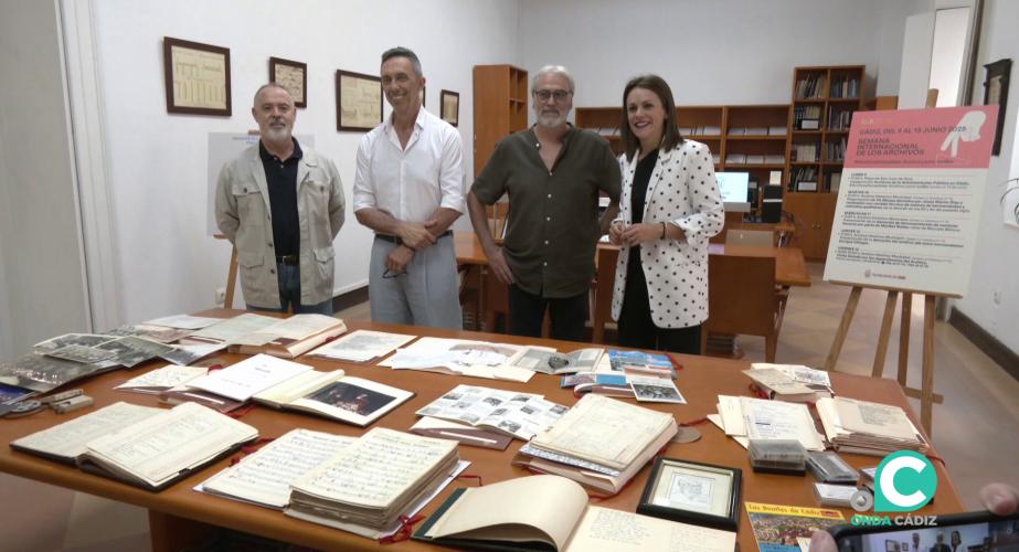 Autoridades y familiares con los fondos cedidos del universal lírico de la fiesta