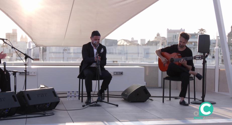 El cantaor gaditano en un momento de la actuación que abrió el ciclo cultural
