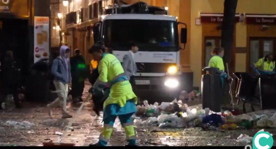 Operaria durante su jornada en el centro de la ciudad 