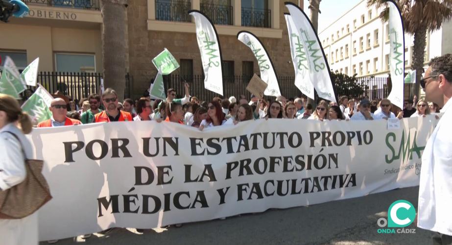 Un momento de la protesta este viernes ante la subdelegación de gobierno 