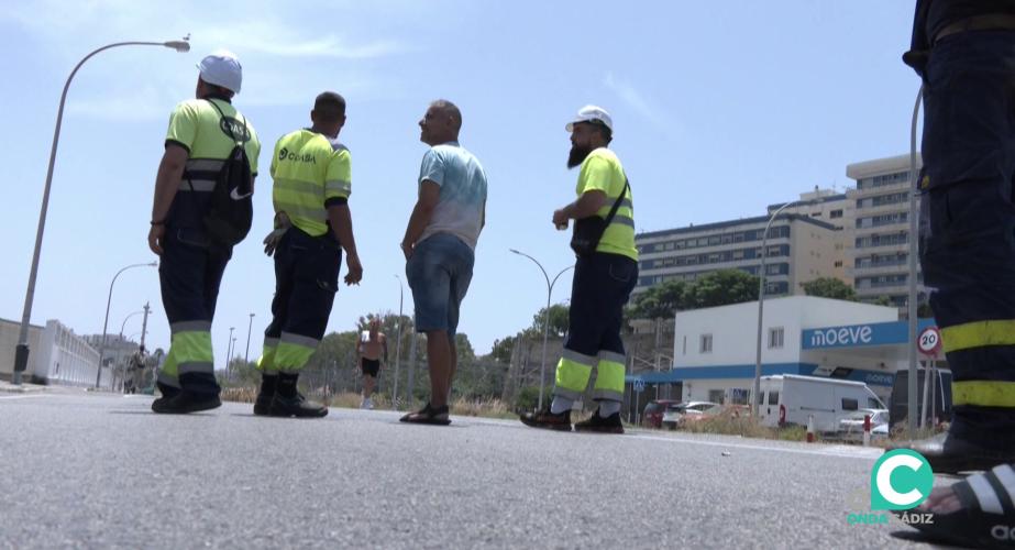 Trabajadores este martes en la avenida industrial durante una acción de protesta