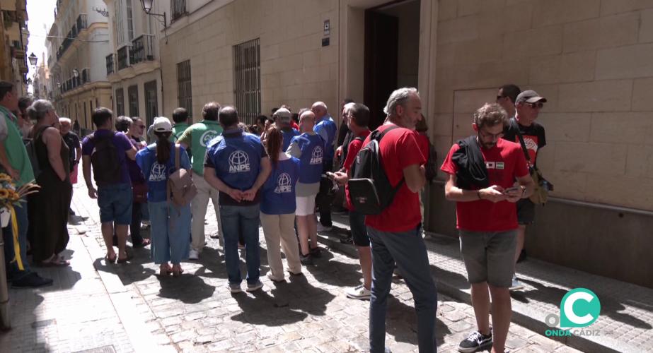 La movilización se ha efectuado a las puertas de la Delegación de Desarrollo Educativo de la capital gaditana