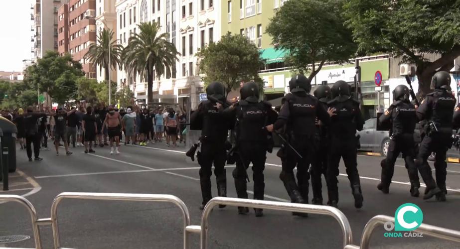 Agentes antidisturbios en una de las actuaciones de este lunes en la capital gaditana