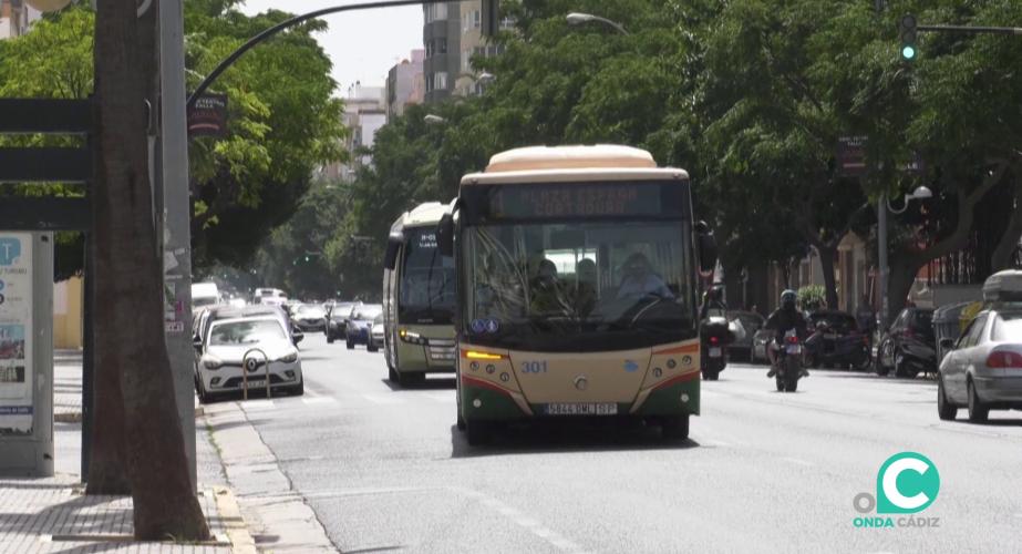 Vehículo de transporte urbano por la avenida principal de la capital gaditana
