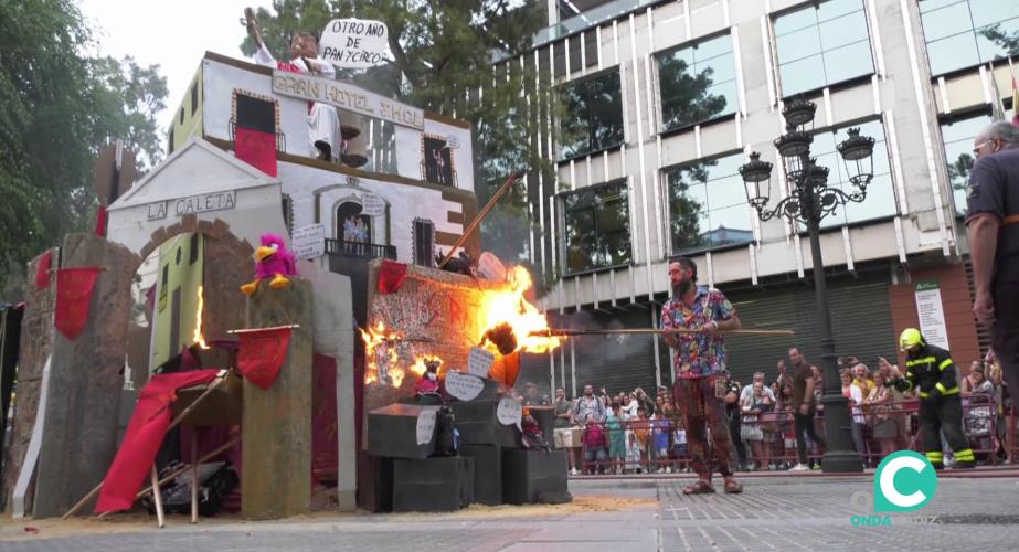 Momento del encendido de la creación ganadora de este 2025 en la plaza de España