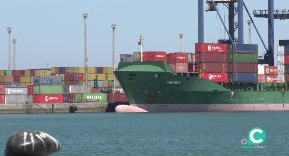 Barco de contenedores en el muelle de la capital gaditana en una imagen de archivo