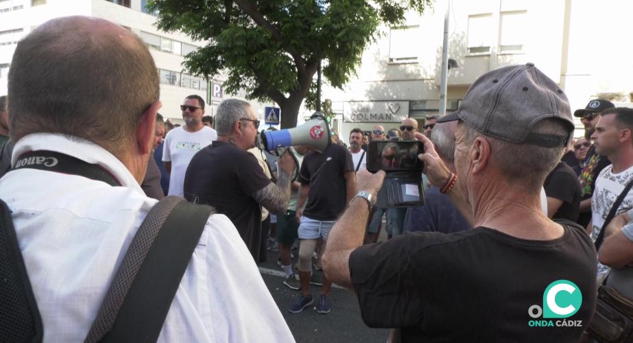 Un dirigente sindical se dirige a los concentrados frente al Puerta del Mar