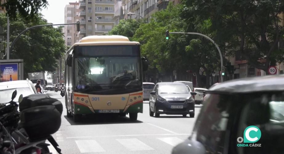 Vehículo de trasnporte urbano durante su servicio por la capital gadiana en una imagen de archivo