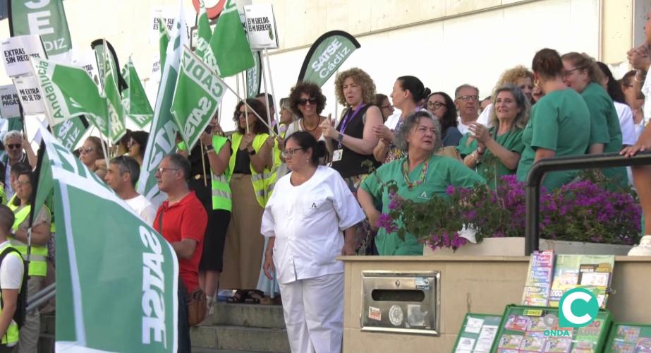 La concentración se ha efectuado este jueves a las puertas del centro Puerta del Mar