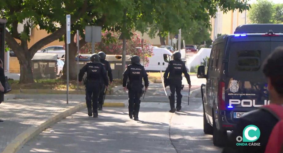 Agentes durante la jornada de este lunes en la zona de Puerto Real