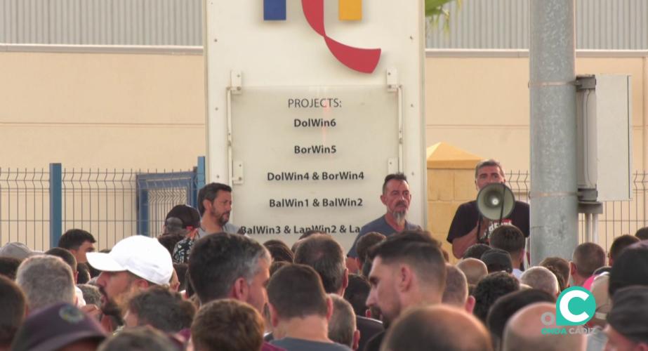 Dirigentes sindicales ante los trabajadores durante este lunes