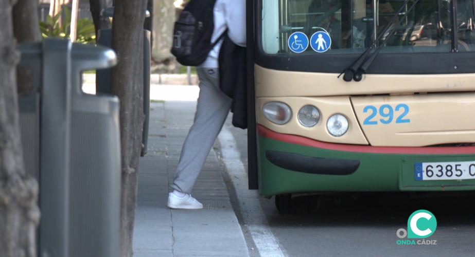 Usuario accede a un vehículo  del servicio de transporte en una parada de la captal gaditana