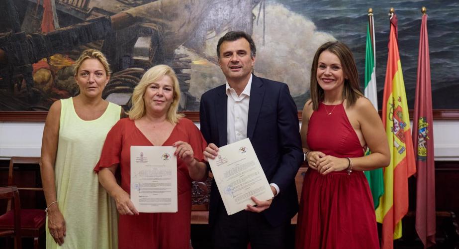 Imagen de la firma del convenio entre Ayuntamiento y ACEX.