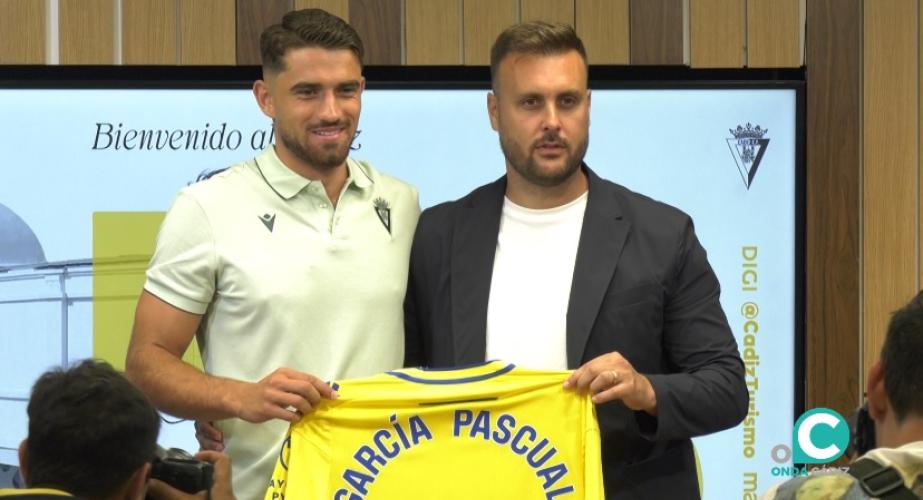 Alvaro García Pascual posa junto al Director Deportivo cadista, Juan Cala