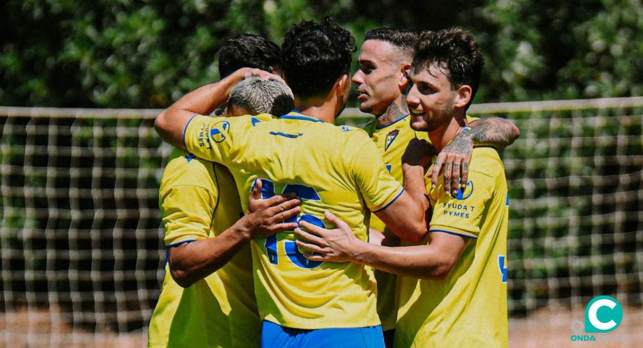 Los jugadores celebran el gol de Roger Martí (Foto: Cádiz CF)