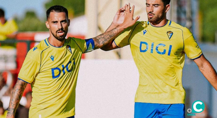 Suso y Álvaro García Pascual celebran el tanto del malagueño (Foto: CádizCF)