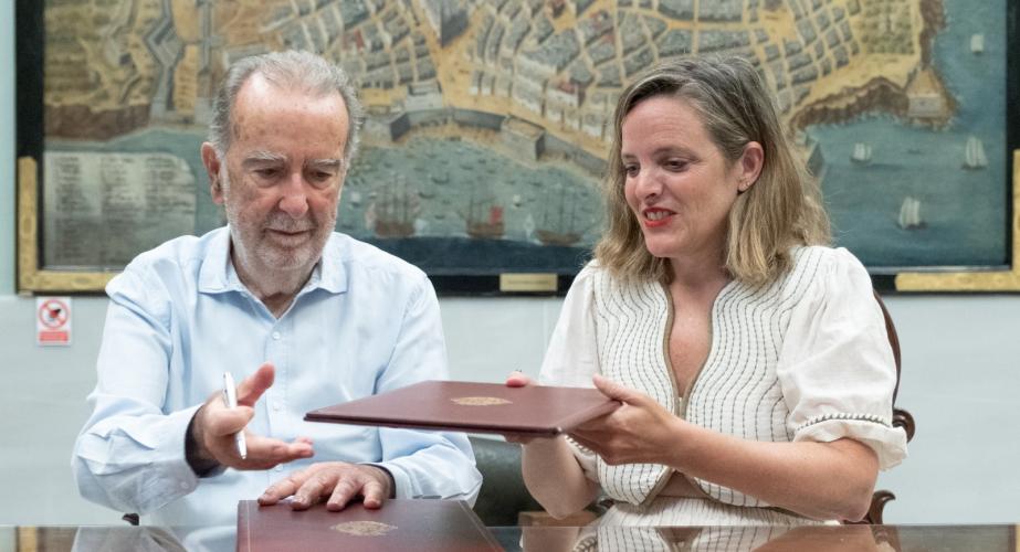 La teniente de alcalde de Cultura, Maite González, y el propietario de las obras, Miguel Ángel García-Agulló Fernández, han firmado este lunes el acuerdo.