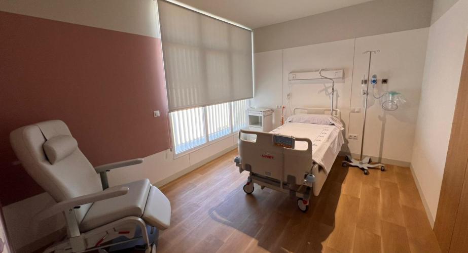 Una de las habitaciones de la nueva planta de Oncohematología y Paliativos en el hospital de Puerto Real, presentada este lunes. 