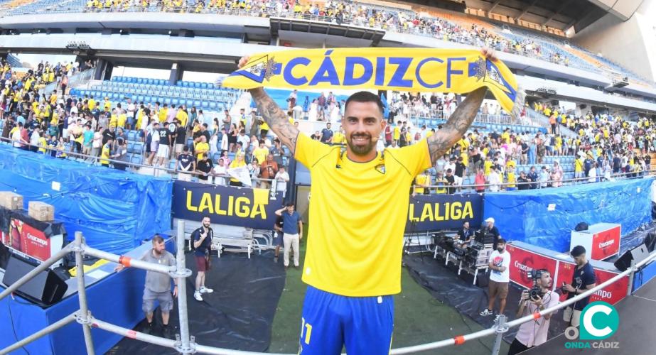 Suso posa con los aficionados que se dieron cita en el estado (Foto: Cádiz CF)