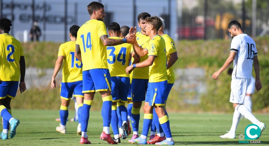 Los jugadores cadistas celebran el primer tanto del encuentro (Foto: Cádiz CF)