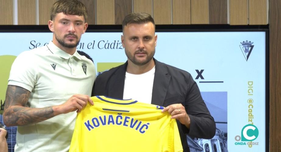 Kovacevic posa junto al Director Deportivo, Juan Cala