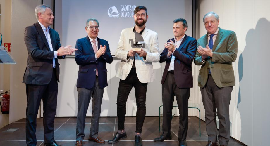 Manu Sánchez recoge el III Premio Gaditano de Adopción en la sede de la Fundación Cajasol de Cádiz. 