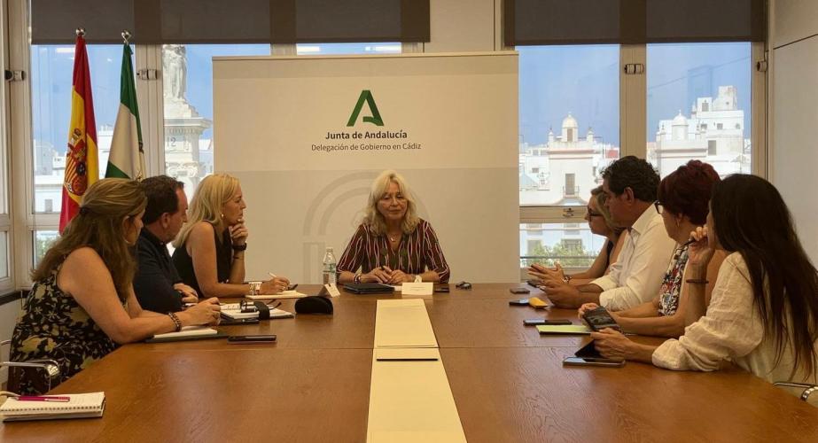 Mercedes Colombo reunida con los seis gerentes del Servicio Andaluz de Salud en Cádiz.