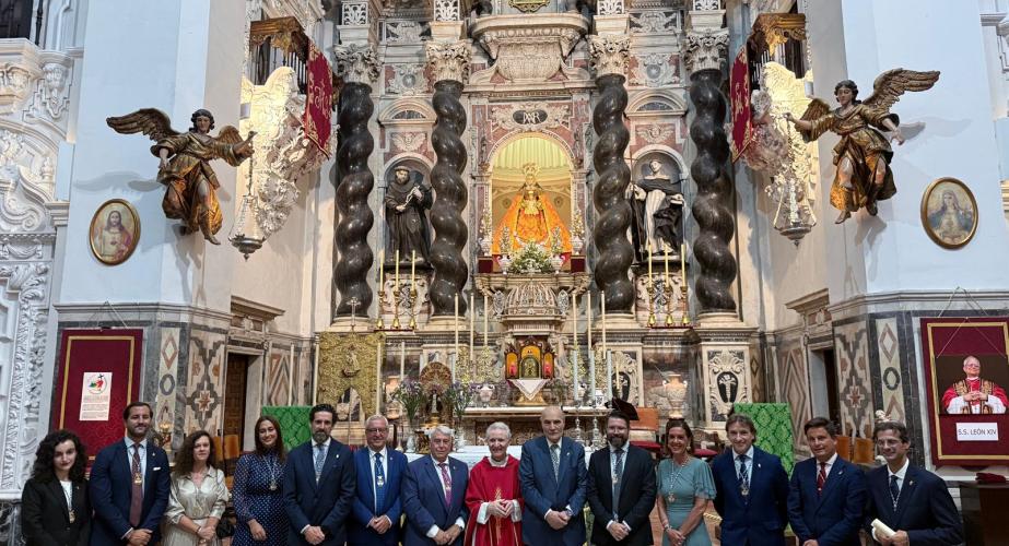 El nuevo equipo tras la misa en el templo conventual ante la Patrona