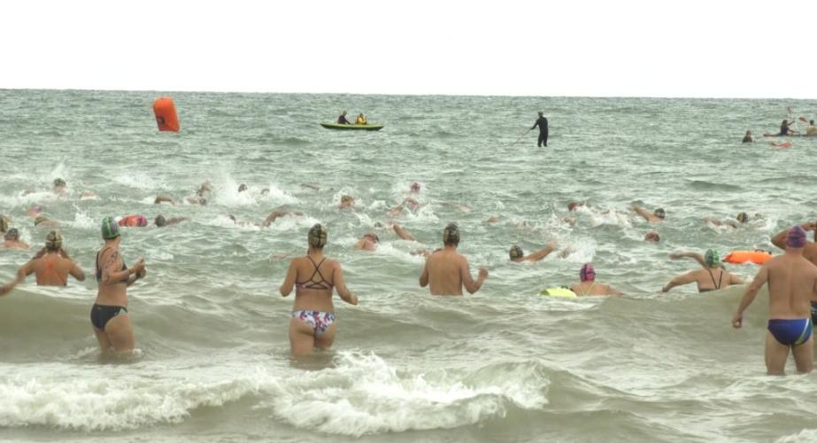 La natación en aguas abiertas convierte 2.500 metros en solidaridad.
