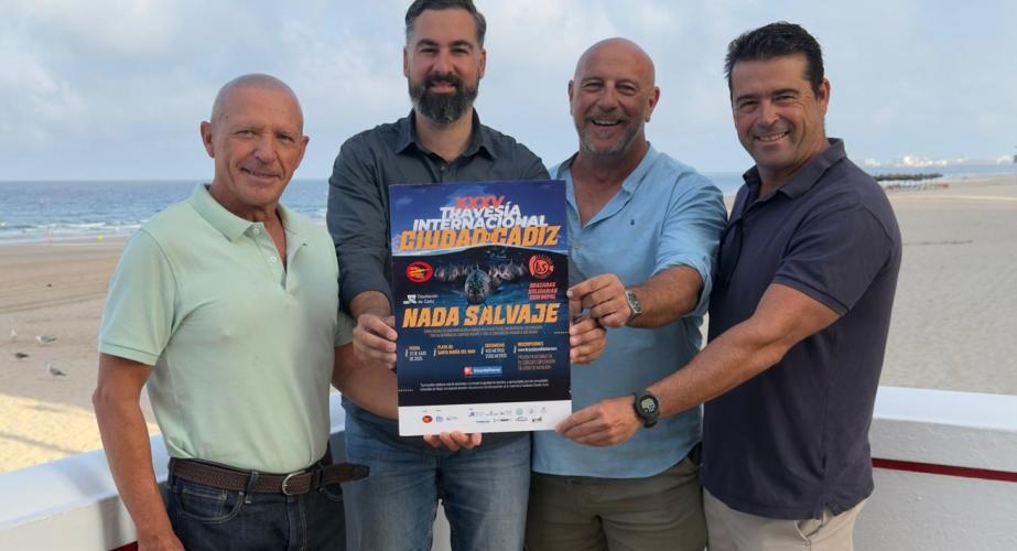 Autoridades y organizadores con el cartel de la cita