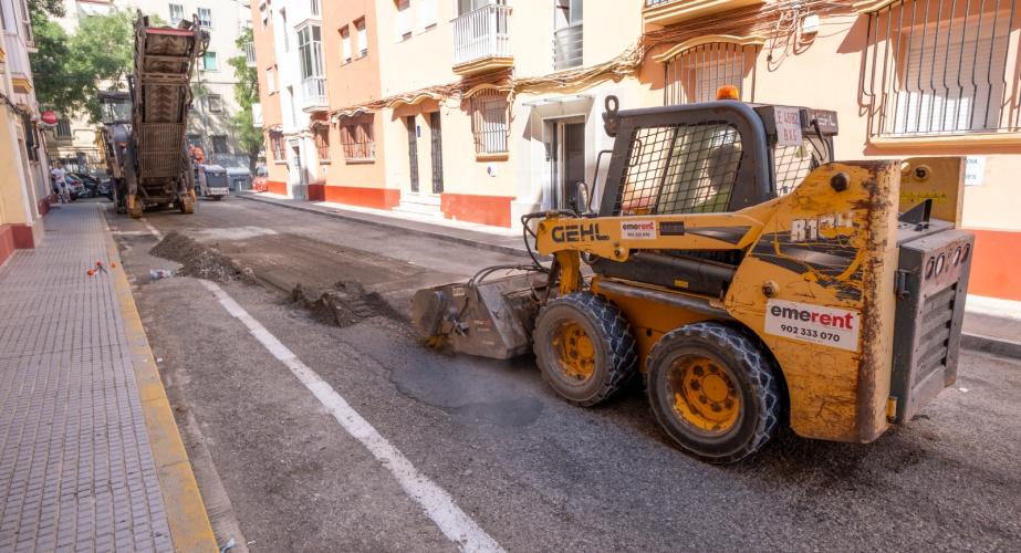 Maquina en labores de ajuste de firme en la zona de La Laguna