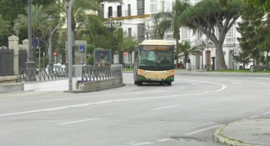 La Zancada denuncia la situación actual de la flota de autobuses en Cádiz. 