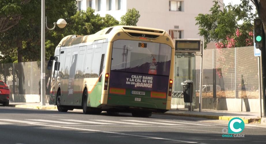 Un autobús urbano se detiene en una de las paradas de la ciudad. 