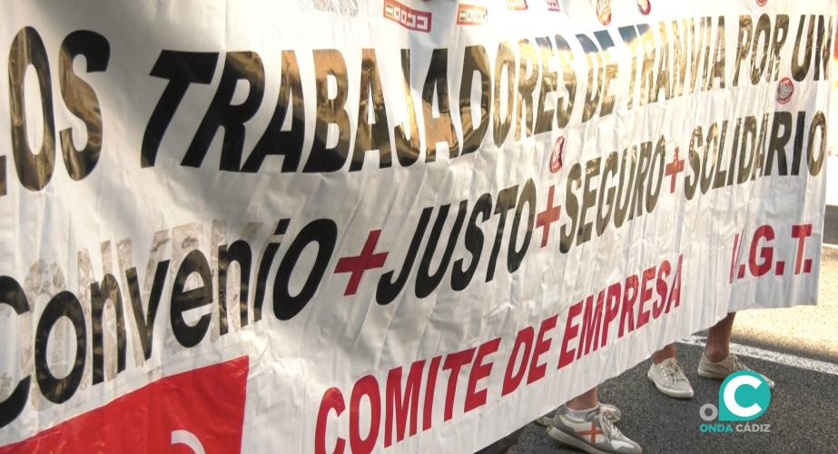 Pancarta de la manifestación de los trabajadores del servicio de autobuses urbanos de Cádiz. 