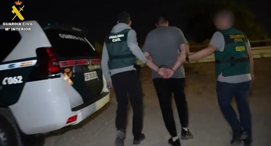 El acusado de pilotar la narcolancha que mató a dos guardias civiles en Barbate en el momento de ser detenido.