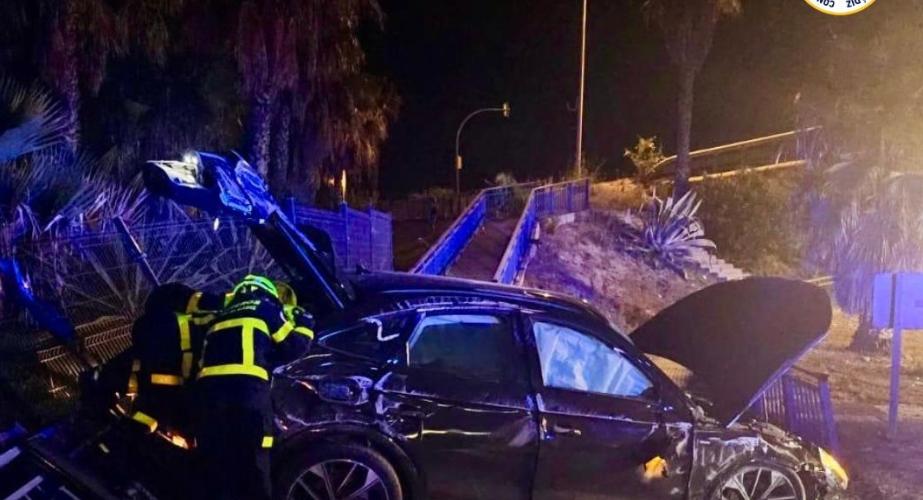 Efectivos de Bomberos y de Policía Local en la zona del accidente producido en el nudo de Cortadura.