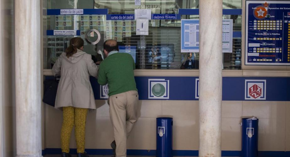 Dos personas compran lotería en una administración en una imagen de archivo