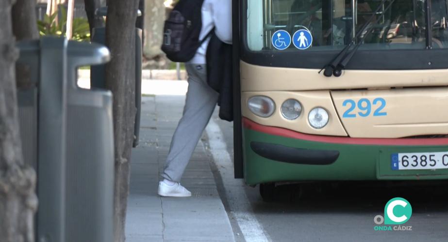 Un usuario accediendo a uno de los autobuses urbanos en una parada de Cádiz. 