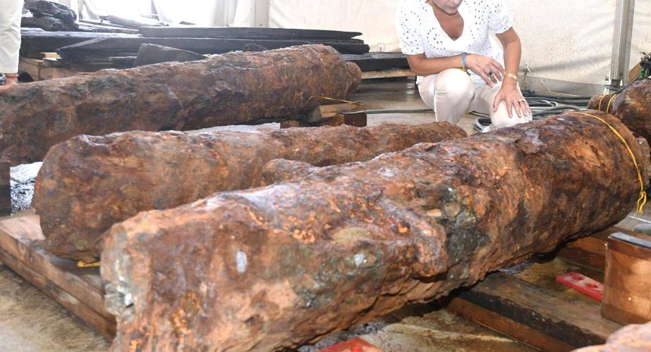 Cañones que fueron reutilizados como lastre y localizados en el pecio